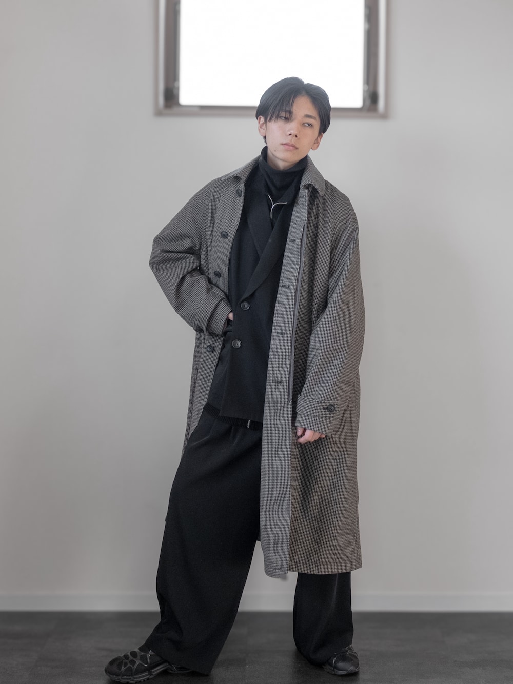 「新星WEARISTAにエントリー、WEARyouthコーデ、remer、remerコーデ、クリスマスに着たい服、マイベストコーデ2023、冬アウター、ロングコート、レイヤードスタイル、韓国ファッション、チェック、休日スタイル、クリスマスコーデ、デートコーデ、きれいめコーデ」｜「remerのloose UNKNOWN double tailored jacket / ルーズアンノウンダブルテーラードジャケット(half sleeve)（テーラードジャケット、ブラック系）」を使った、みなりん(Minari)さん（骨格ナチュラル・メンズ・172cm）の冬コーディネートの1枚目の写真