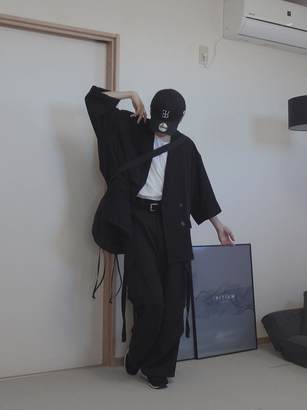 「このスタイルがお気に入り、オトナカジュアル、remer、remerコーデ、ootd、シンプルコーデ、オールブラック、ブラック、ブラックコーデ、カーゴパンツ、ショルダーバッグ、きれいめカジュアル、キレイめ、メンズファッション、セットアップ」｜「remerのloose basic layered tank top / ルーズベーシックレイヤードタンクトップ（タンクトップ、ホワイト系）」を使った、みなりん(Minari)さん（骨格ナチュラル・メンズ・171cm）の夏コーディネートの1枚目の写真