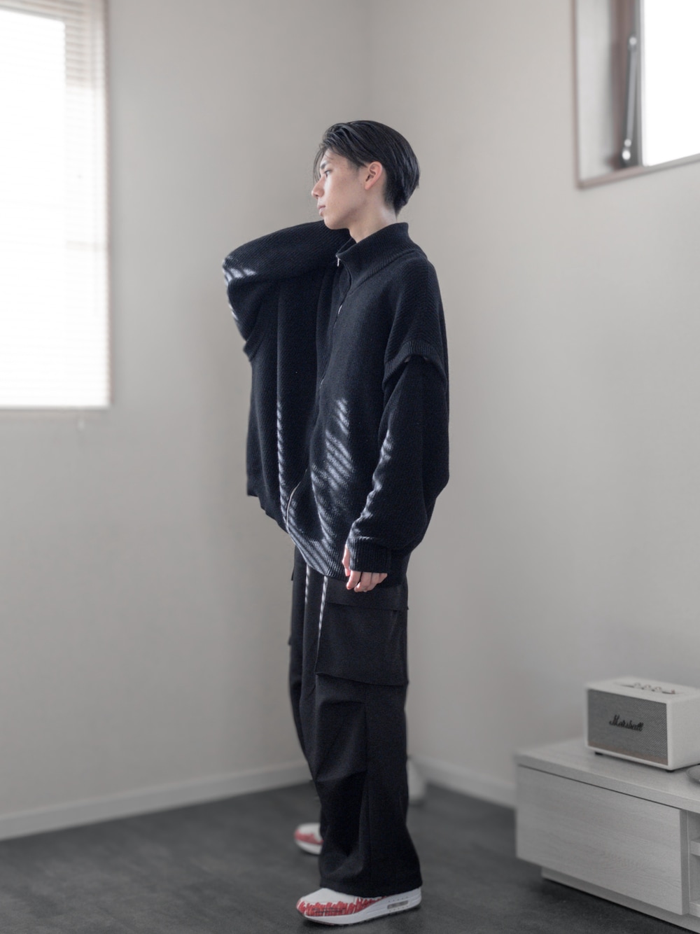 「新星WEARISTAにエントリー、WEARyouthコーデ、remer、remerコーデ、クリスマスに着たい服、マイベストコーデ2023、冬アウター、クリスマスコーデ、デートコーデ、きれいめコーデ、キレイめコーデ、カーゴパンツ、冬コーデ、レイヤードスタイル、休日スタイル」｜「remerのloose 2WAY Hi-zip drivers knit / ルーズ2WAYハイジップドライバーズニット（ニット/セーター、ブラック系）」を使った、みなりん(Minari)さん（骨格ナチュラル・メンズ・171cm）の冬コーディネートの1枚目の写真