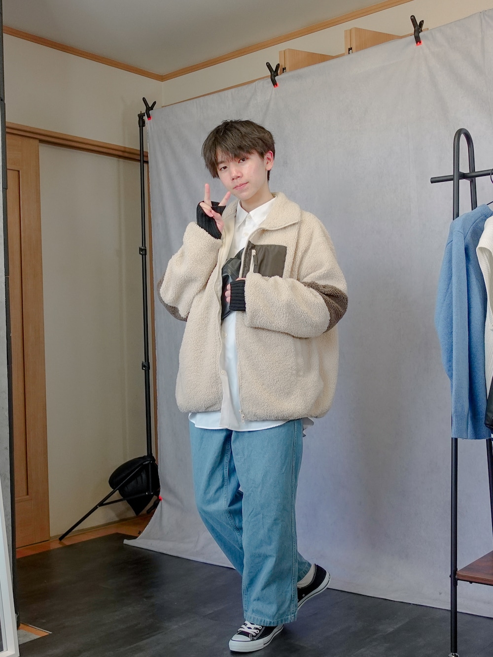 「お洒落さんとつながりたい、休日スタイル、カジュアルコーデ、スニーカーコーデ、低身長コーデ、スニーカー、adidas、春コーデ、秋冬コーデ、ビッグシルエット、キレイめカジュアル、ワイドパンツ、ブルゾン、デニム、GU」｜「ASTRONOMYのジップアップブルゾン（ブルゾン、ベージュ系）」を使った、みなりん(Minari)さん（骨格ナチュラル・メンズ・170cm）の冬コーディネートの1枚目の写真
