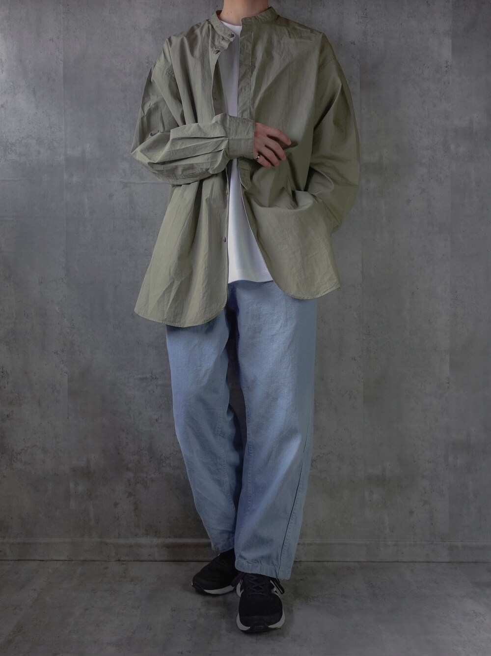 ブルー系のデニムパンツ、ホワイト系のTシャツ/カットソー、グリーン系のシャツ/ブラウスを着用したメンズの春コーディネートの1枚目の写真