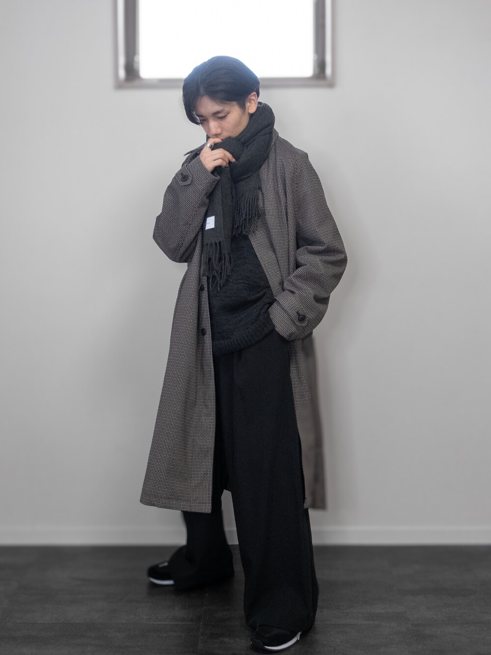 「新星WEARISTAにエントリー、WEARyouthコーデ、remer、remerコーデ、クリスマスに着たい服、マイベストコーデ2023、冬アウター、マフラーぐるぐる、ホワイトコーデ、ロングコート、レイヤードスタイル、韓国ファッション、チェック、休日スタイル、メンズコーデ」｜「NEW BALANCEのCM996（スニーカー、ブラック系）」を使った、みなりん(Minari)さん（骨格ナチュラル・メンズ・172cm）の冬コーディネートの1枚目の写真