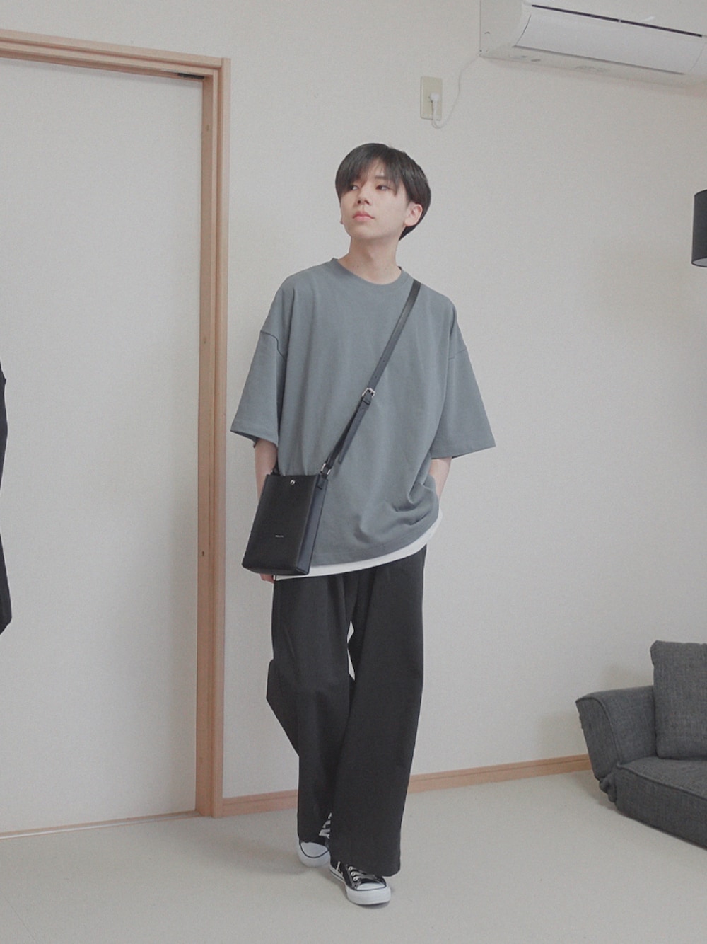 「大人カジュアル、おしゃれさんと繋がりたい、シンプルコーデ、春夏コーデ、オーバーサイズ、シンプルスタイル、ゆるコーデ、ootd、今日のコーデ、休日スタイル、remer、夏コーデ、ワイドパンツ、Tシャツ、綺麗めコーデ」｜「remerのloose shadow herringbone wide PT / ルーズシャドーヘリンボーンワイドパンツ（その他パンツ、ブラック系）」を使った、みなりん(Minari)さん（骨格ナチュラル・メンズ・171cm）の春コーディネートの1枚目の写真