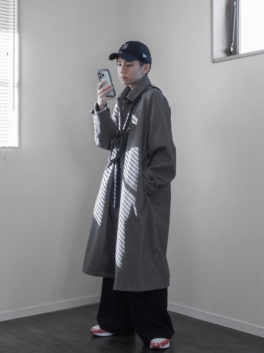 「新星WEARISTAにエントリー、WEARyouthコーデ、クリスマスに着たい服、マイベストコーデ2023、冬アウター、ロングコート、ショルダーバッグ、シンプルコーデ、きれいめコーデ、キレイめコーデ、チェック柄、クリスマスコーデ、デートコーデ、キャップ、韓国ファッション」｜「remerの【NEW ERA】9TWENTY / remer 3周年記念ニューエラコラボキャップ（キャップ、ブラック系）」を使った、みなりん(Minari)さん（骨格ナチュラル・メンズ・171cm）の冬コーディネートの1枚目の写真