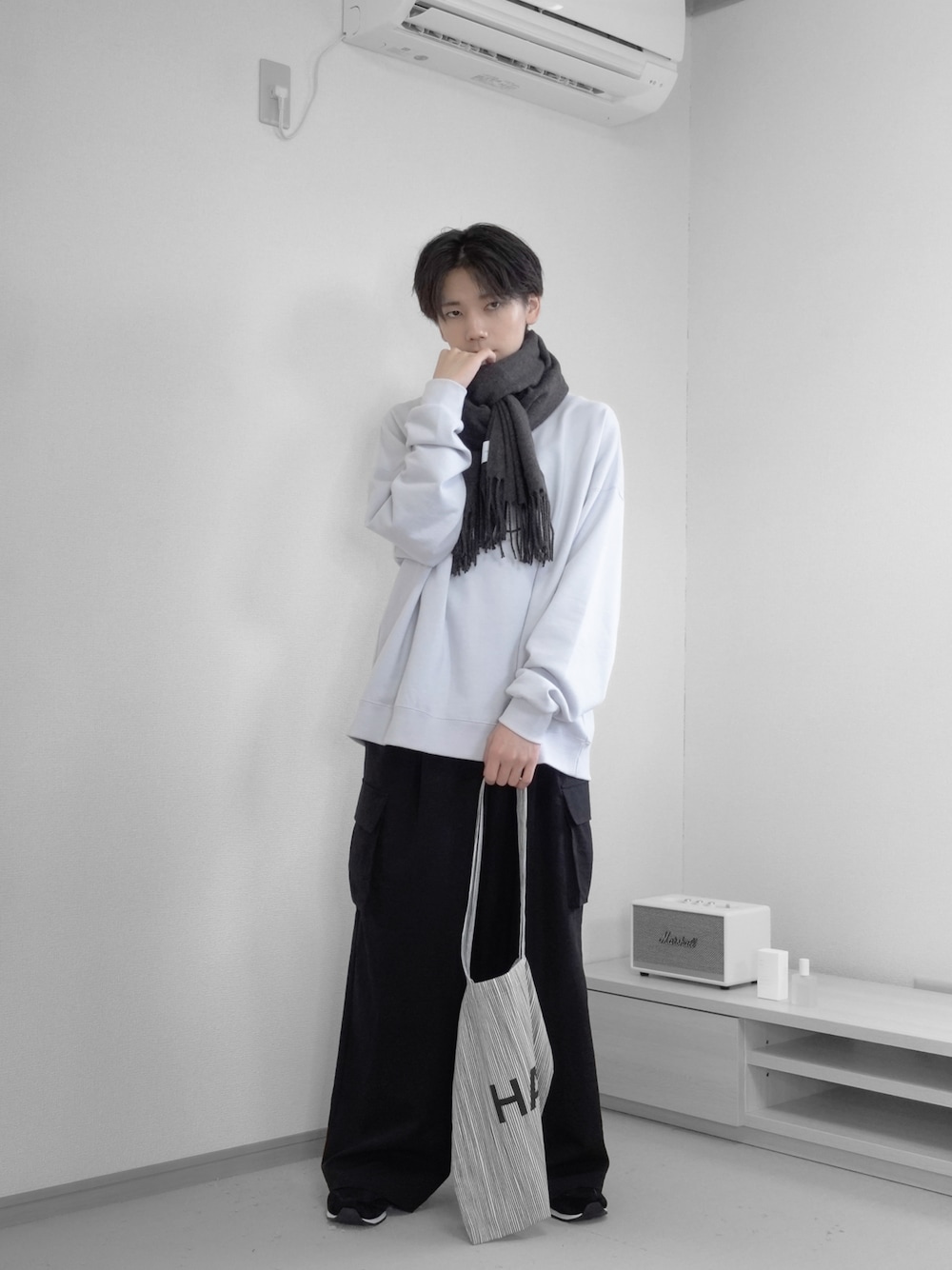 「秋服まるっと大公開、ハロウィン、厚底シューズ、初秋コーデ、シンプルスタイル、カーゴパンツ、スウェット、きれいめカジュアル、シンプルコーデ、トートバッグ、remer、remerコーデ、マフラー、秋服コーデ、秋コーデ」｜「remerのloose heavy cotton over sweat / ルーズヘビーコットンオーバースウェット（スウェット、グレー系）」を使った、みなりん(Minari)さん（骨格ナチュラル・メンズ・171cm）の秋コーディネートの1枚目の写真