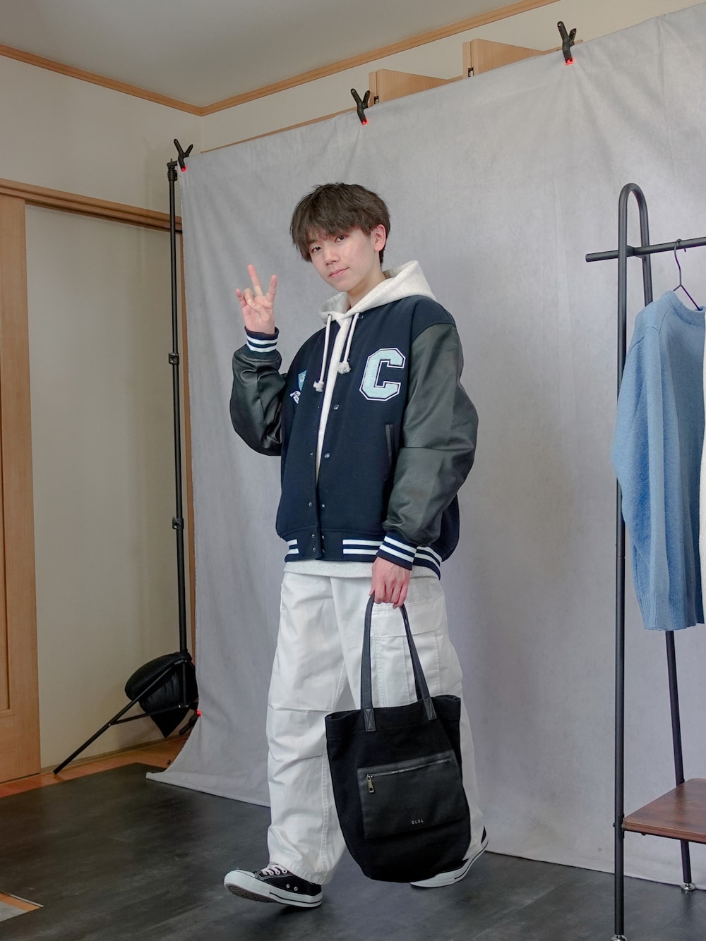 「ゆるコーデ、お洒落さんとつながりたい、服好きな人と繋がりたい、デニム、韓国ファッション、ワイドデニム、着回しコーデ、カーゴパンツ、スタジャン、パーカー、GU、スニーカー、バッグ、トートバッグ、冬コーデ」｜「CLELのトートバッグ（トートバッグ、ブラック系）」を使った、みなりん(Minari)さん（骨格ナチュラル・メンズ・170cm）の冬コーディネートの1枚目の写真