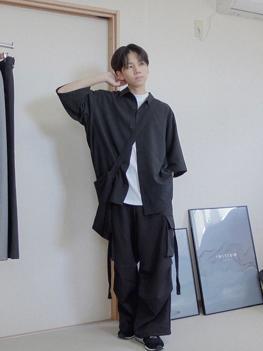 「お出かけコーデ日記、春夏コーデ、おしゃれさんと繋がりたい、休日スタイル、シンプル、ビッグシルエット、remer、remerコーデ、remer_outfit、スニーカーコーデ、きれいめカジュアル、モノトーン、モノトーンコーデ、カジュアルコーデ、シンプルスタイル」｜「remerのloose basic mock neck Tee / ルーズベーシックモックネックT（Tシャツ/カットソー、ホワイト系）」を使った、みなりん(Minari)さん（骨格ナチュラル・メンズ・171cm）の春コーディネートの1枚目の写真