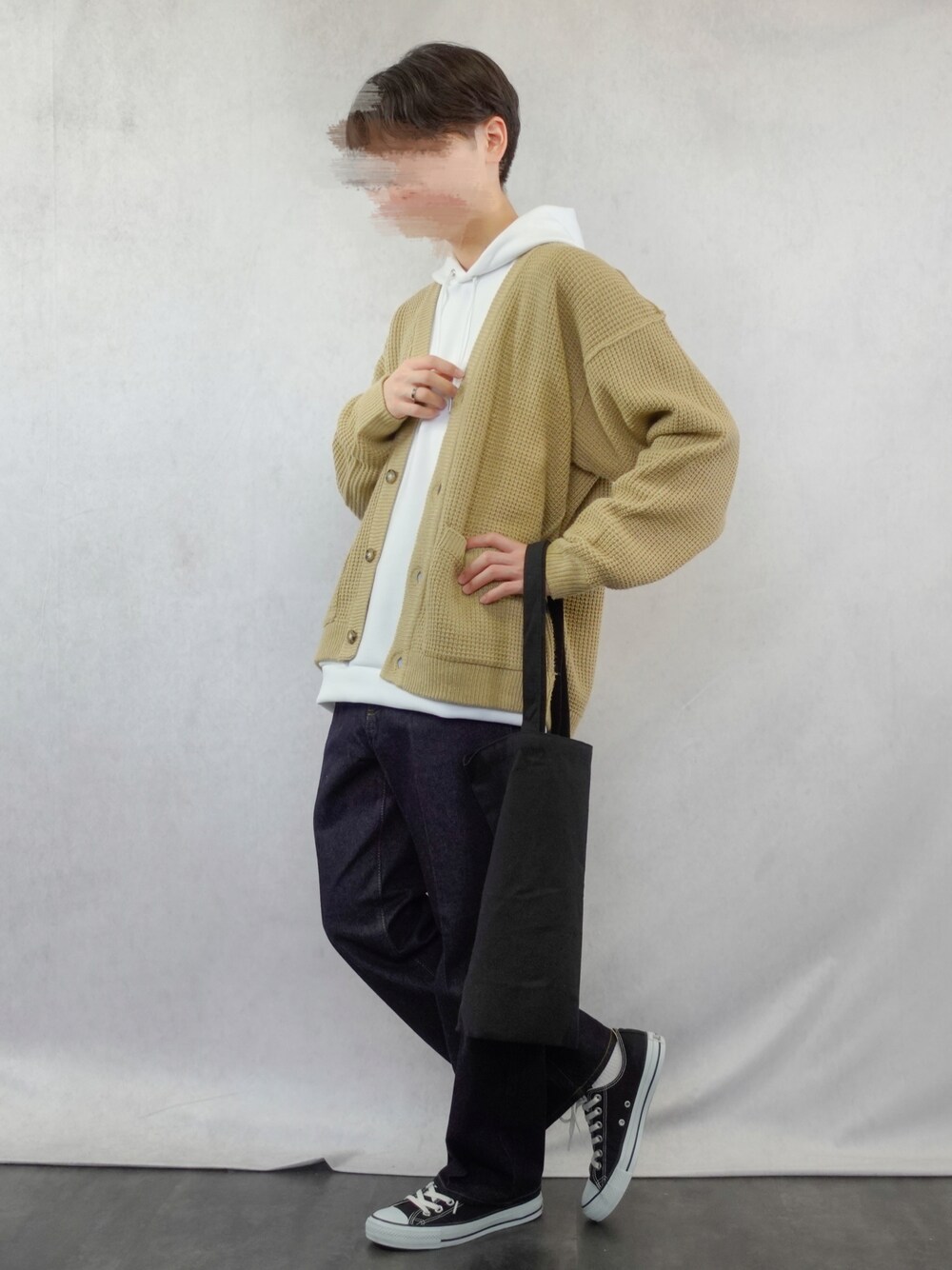 「WEARハロウィン2022、休日スタイル、秋のコーデ、シンプルスタイル、今日のコーデ、キレイめ、オーバーサイズ、スニーカーコーデ、デニム、プチプラコーデ、ゆるコーデ、パーカー、カーディガン、GU、ストレートパンツ」｜「CONVERSEのCONVERSE/コンバース NEXTAR ネクスター 110 OX スニーカー オールスター 定番 32765140 32765141 32765142 32765143 32765145 32765147 32765149（スニーカー、ブラック系）」を使った、みなりん(Minari)さん（骨格ナチュラル・メンズ・170cm）の秋コーディネートの1枚目の写真