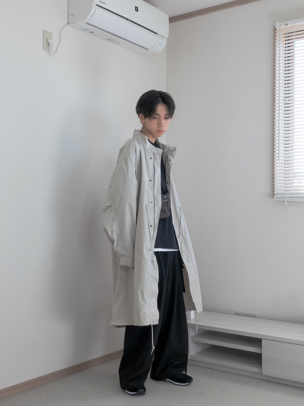 「ファッションを楽しもう、WEARyouthコーデ、メンズコーデ、M65、コート、レイヤードスタイル、重ね着、レイヤード、秋コーデ、カーゴパンツ、厚底シューズ、黒スニーカー、ブラック、remer、remerコーデ」｜「remerの【M65】loose military coat (3WAY) / M65ルーズミリタリーコート【キルティングライナーセット】（その他アウター、ホワイト系）」を使った、みなりん(Minari)さん（骨格ナチュラル・メンズ・171cm）の秋コーディネートの1枚目の写真