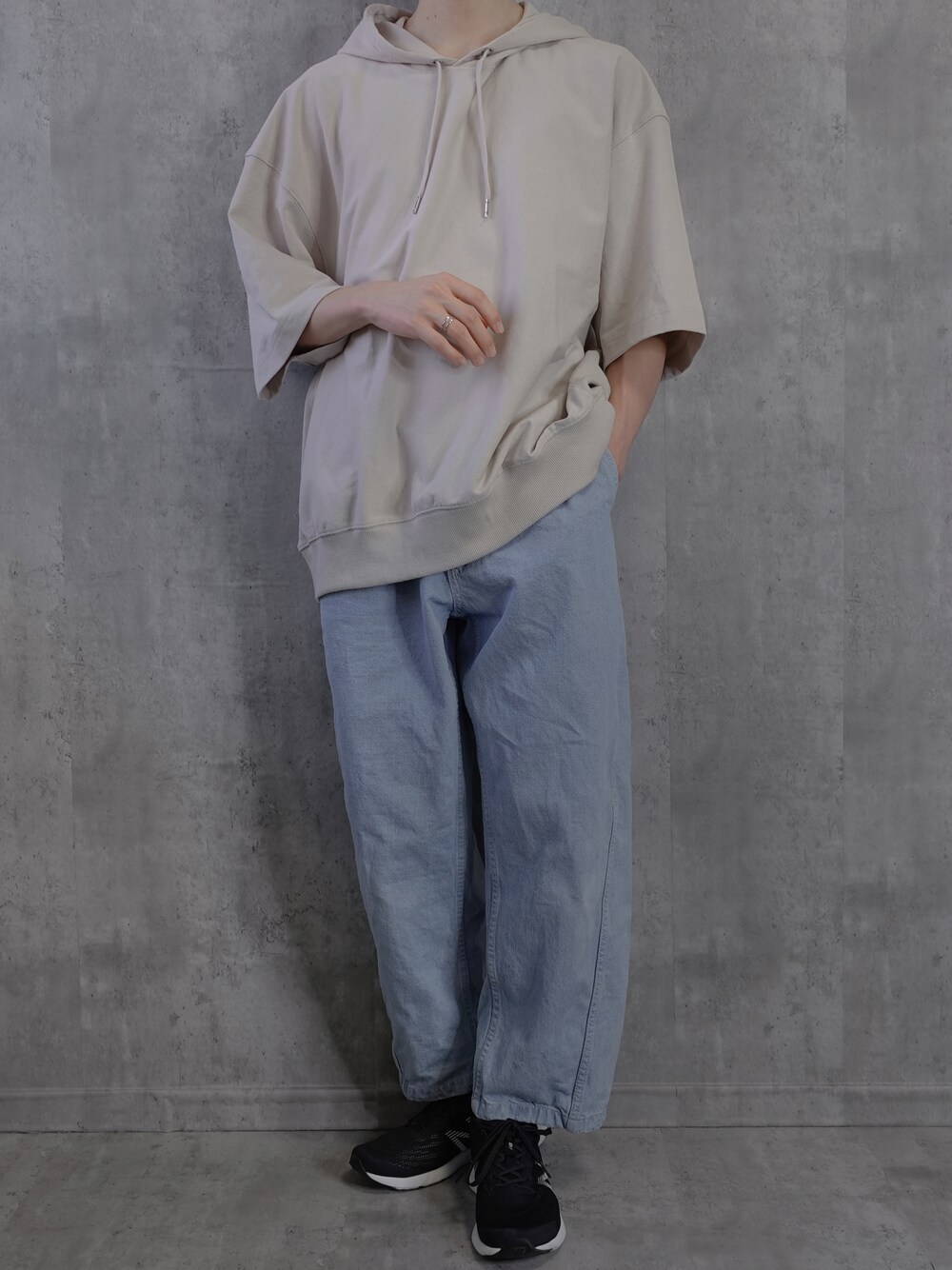 ブルー系のデニムパンツ、ベージュ系のTシャツ/カットソーを着用したメンズの春コーディネートの1枚目の写真