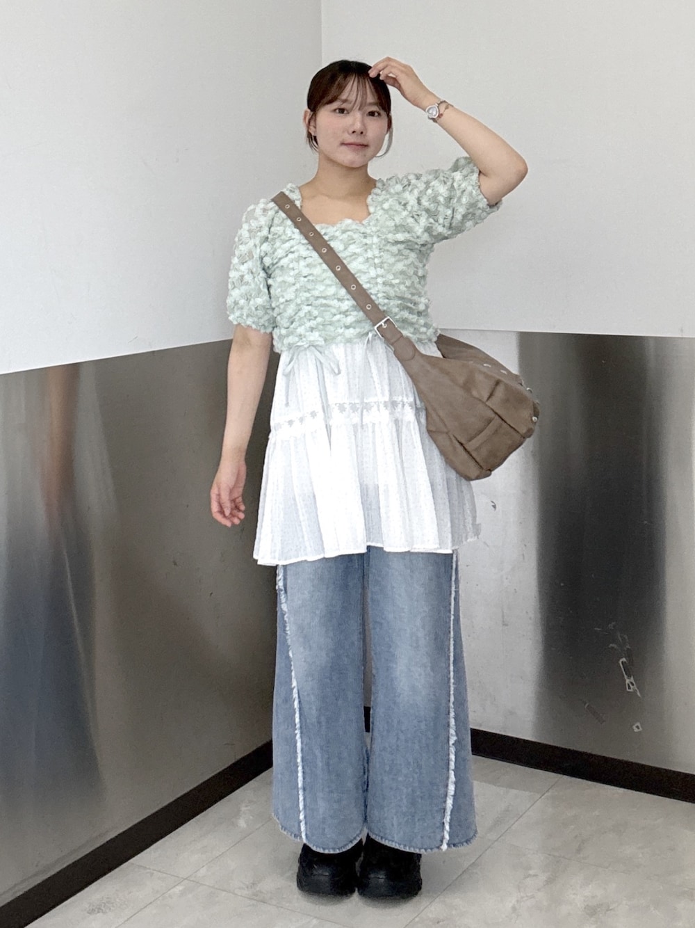 ホワイト系のワンピース、グリーン系のシャツ/ブラウス、ブルー系のデニムパンツを着用したレディースの夏コーディネートの1枚目の写真
