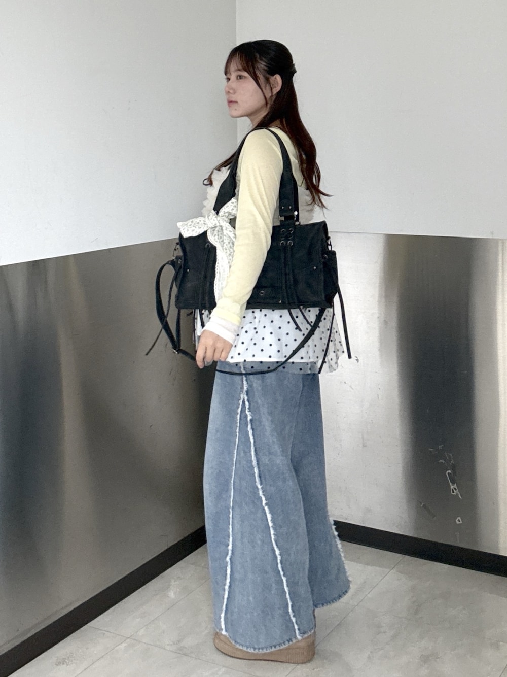ブラック系のボストンバッグ、ブルー系のデニムパンツ、ホワイト系のシャツ/ブラウスを着用したレディースの夏コーディネートの1枚目の写真