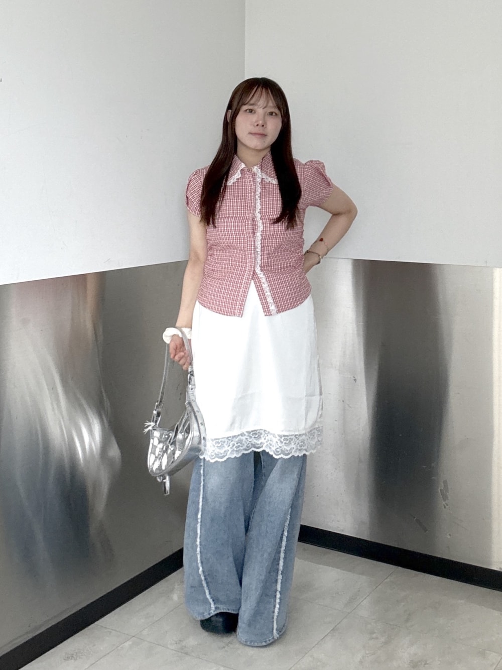 レッド系のシャツ/ブラウス、ホワイト系のスカート、ブルー系のデニムパンツを着用したレディースの夏コーディネートの1枚目の写真