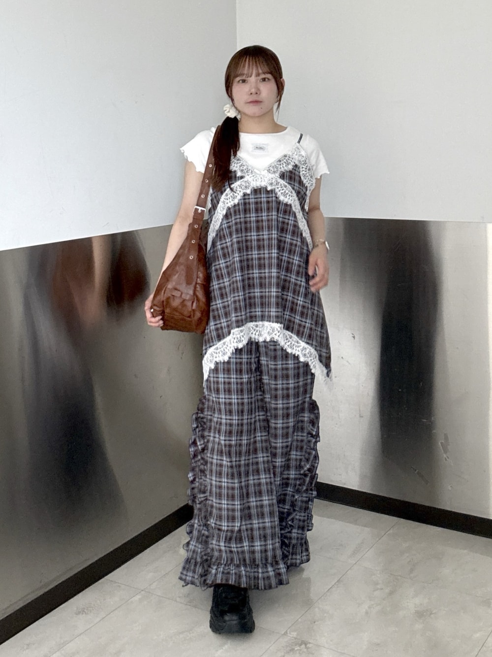 ブルー系のワンピース、ブルー系のその他パンツ、ブラウン系のトートバッグを着用したレディースの夏コーディネートの1枚目の写真