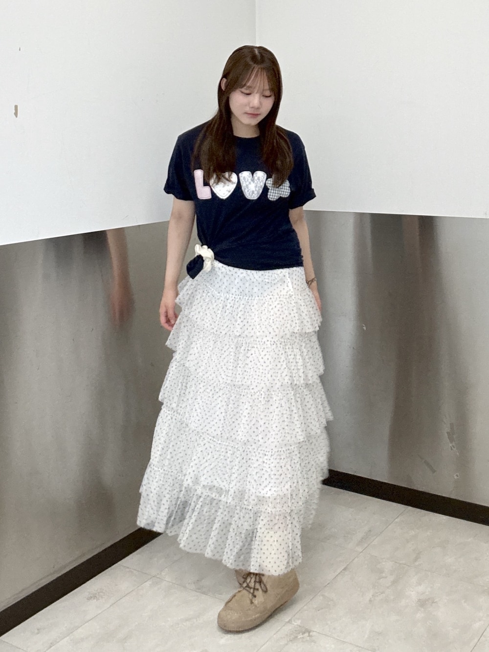 ブルー系のTシャツ/カットソー、ホワイト系のスカート、シルバー系のトートバッグを着用したレディースの夏コーディネートの1枚目の写真