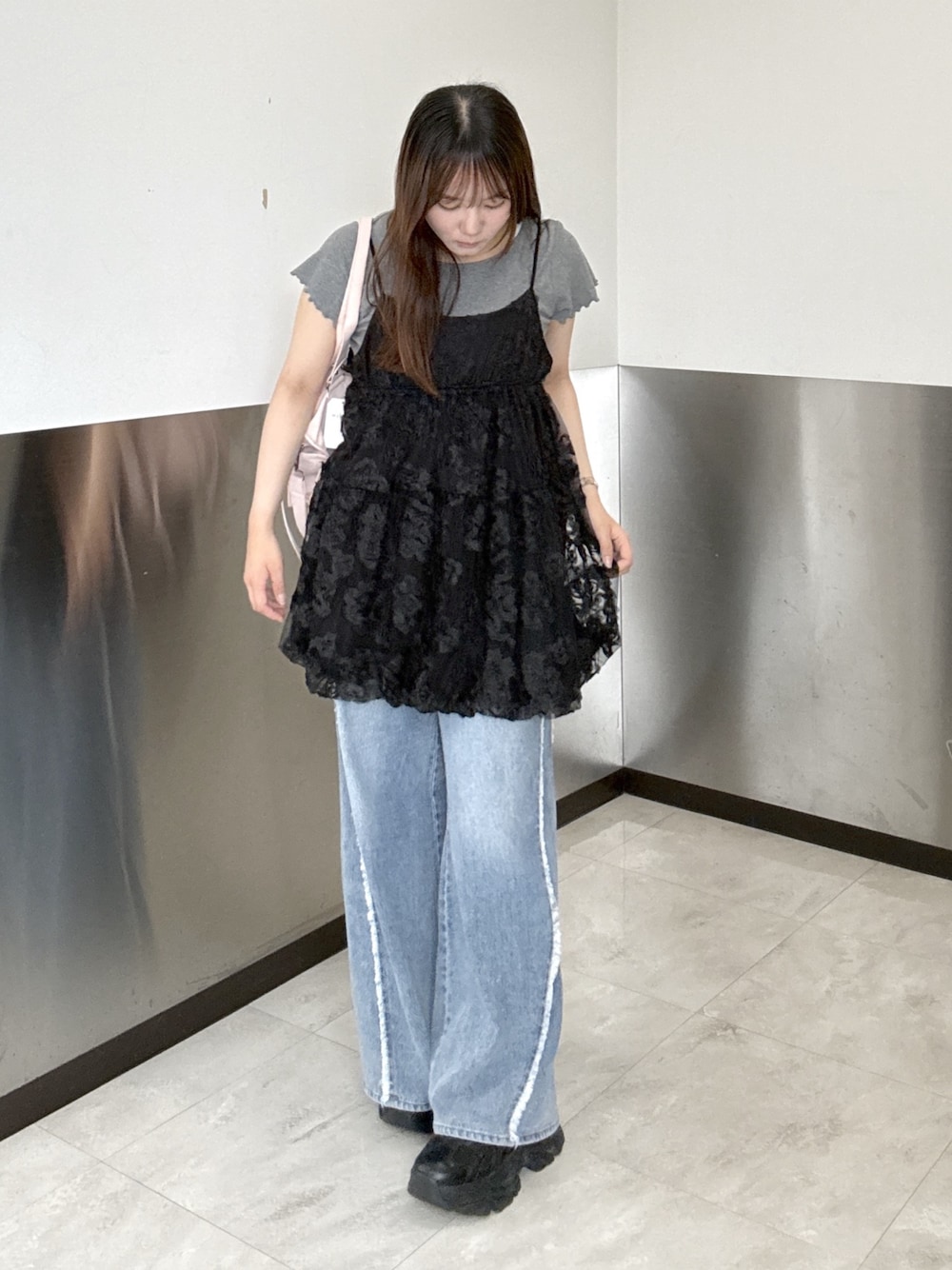 ブルー系のデニムパンツ、グレー系のTシャツ/カットソー、ブラック系のチュニックを着用したレディースの夏コーディネートの1枚目の写真