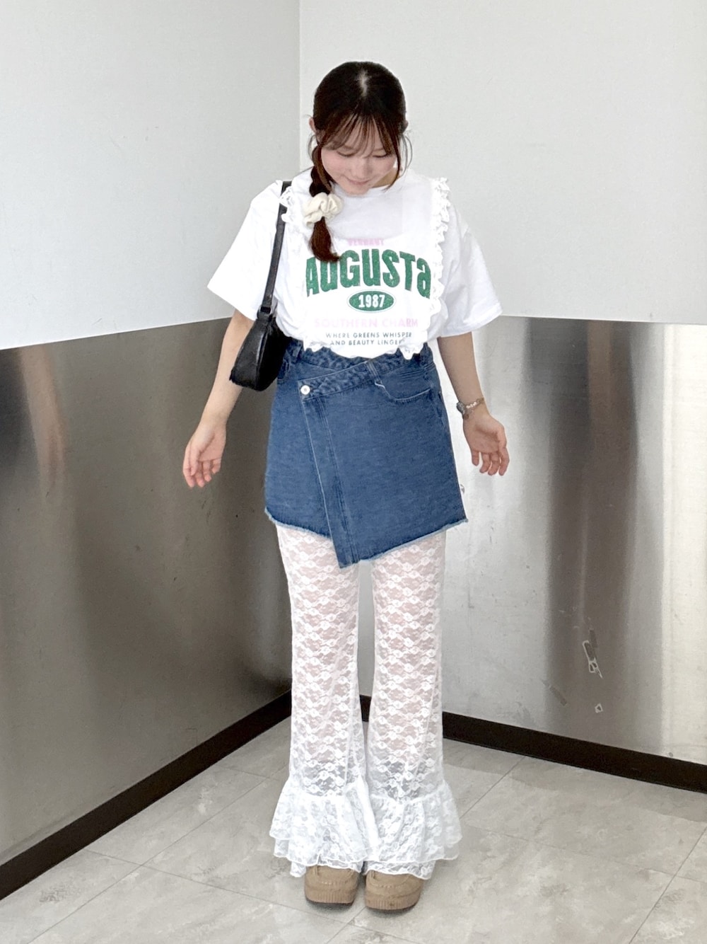 ホワイト系のTシャツ/カットソー、ブラック系のトートバッグを着用したレディースの夏コーディネートの1枚目の写真