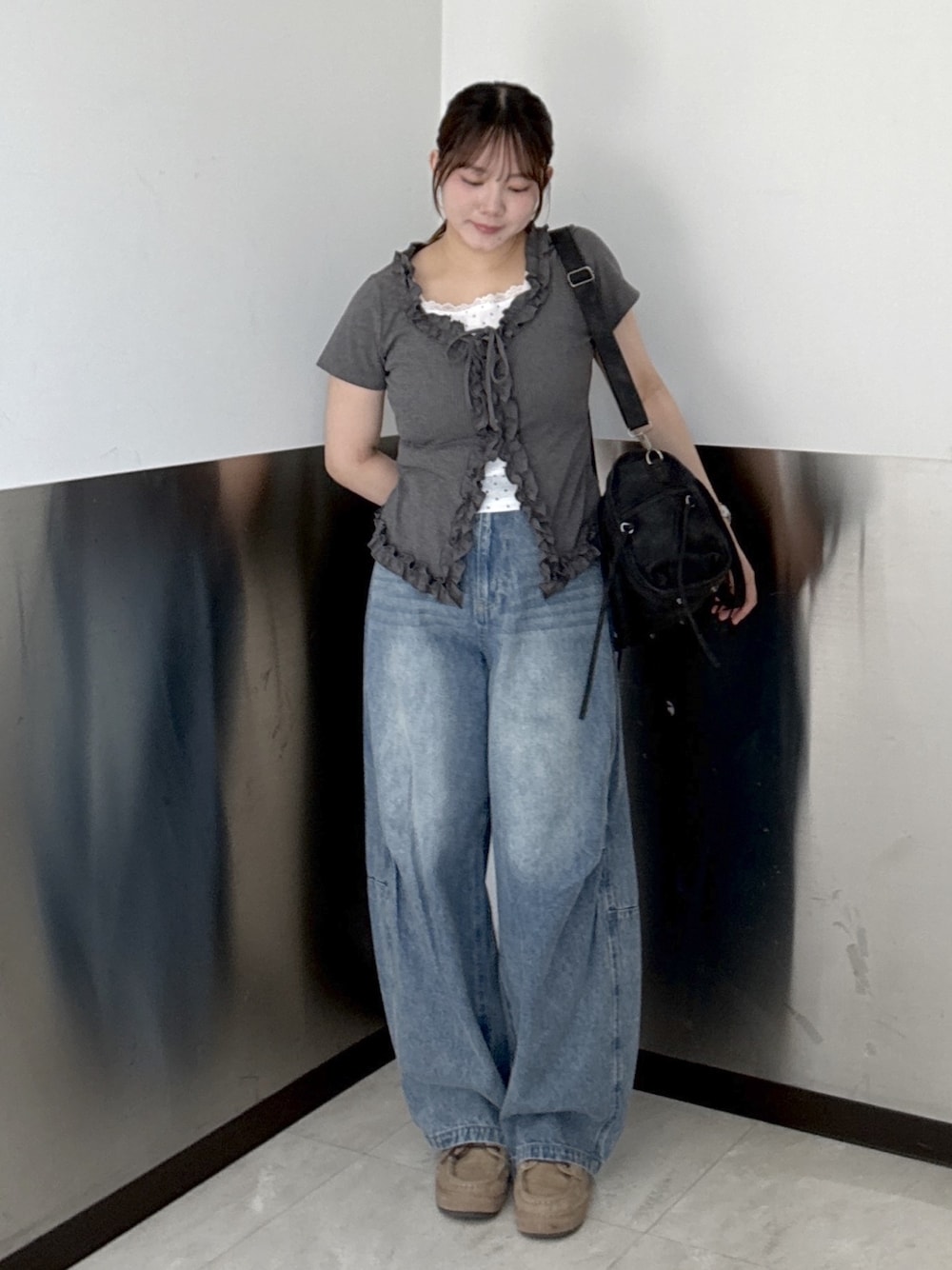 ブルー系のデニムパンツ、グレー系のTシャツ/カットソー、ブラック系のボストンバッグを着用したレディースの夏コーディネートの1枚目の写真
