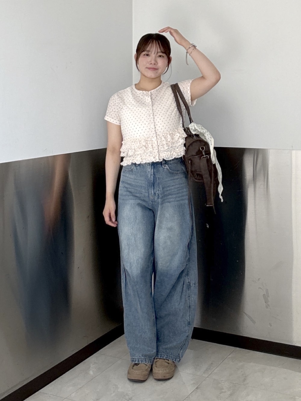 ピンク系のTシャツ/カットソー、ブルー系のデニムパンツ、ブラウン系のボストンバッグを着用したレディースの夏コーディネートの1枚目の写真
