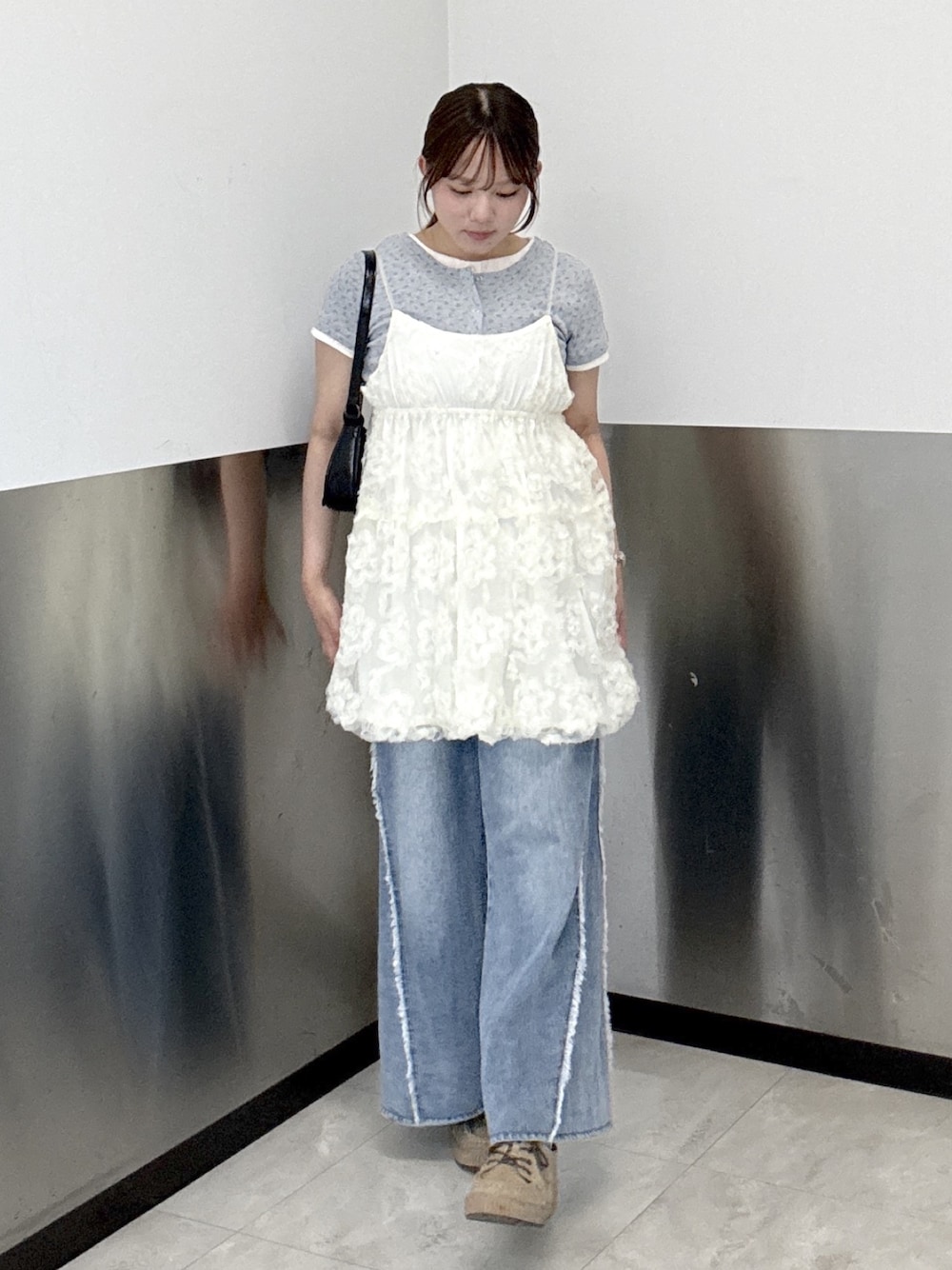 ホワイト系のチュニック、グレー系のTシャツ/カットソー、ブルー系のデニムパンツを着用したレディースの夏コーディネートの1枚目の写真
