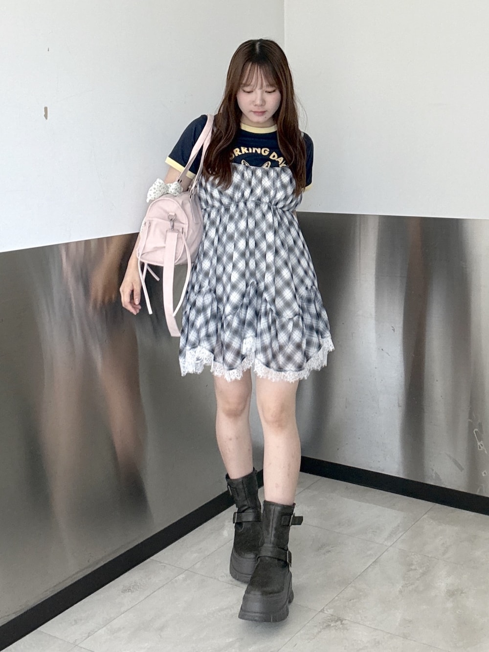 ブルー系のTシャツ/カットソー、ピンク系のボストンバッグ、ブラック系のシャツ/ブラウスを着用したレディースの夏コーディネートの1枚目の写真