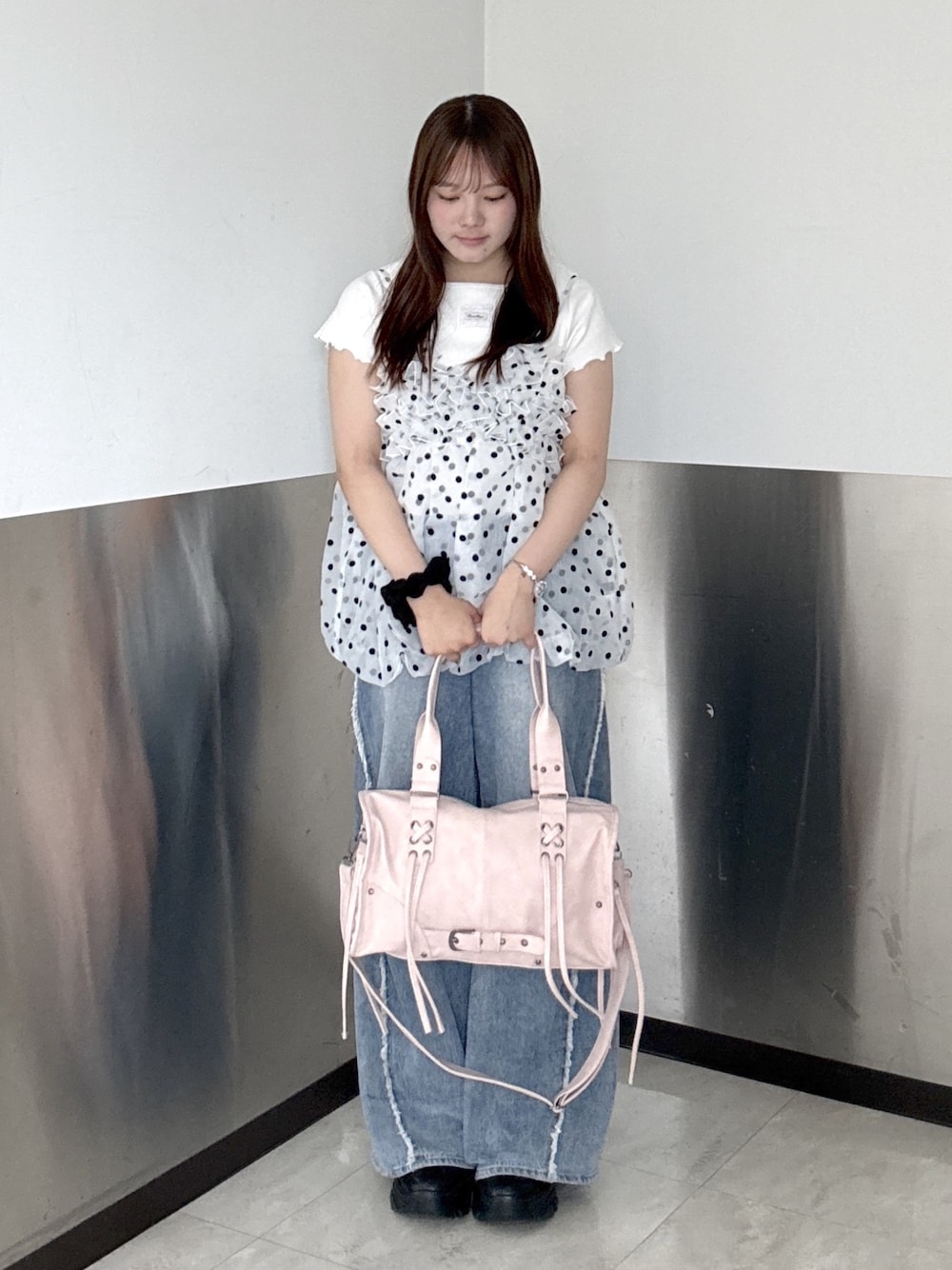 ホワイト系のキャミソール、ブルー系のデニムパンツ、ホワイト系のTシャツ/カットソーを着用したレディースの夏コーディネートの1枚目の写真
