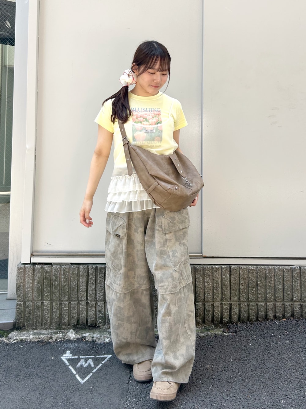 グリーン系のその他パンツ、ブラウン系のトートバッグを着用したレディースの春コーディネートの1枚目の写真