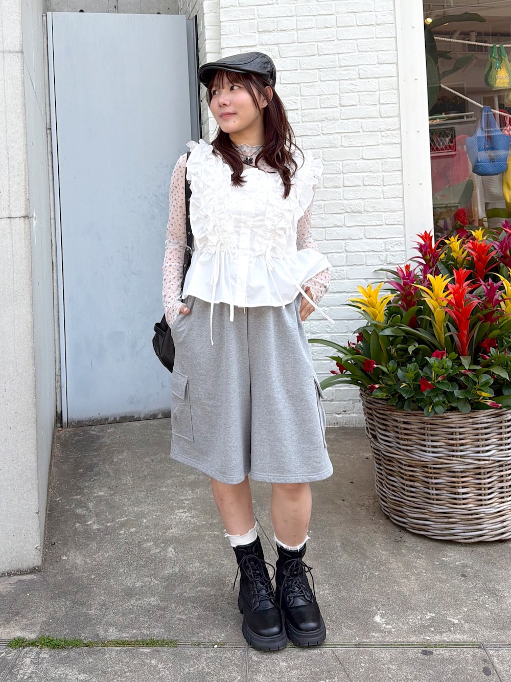 グレー系のその他パンツ、ホワイト系のシャツ/ブラウス、ブラック系のその他シューズを着用したレディースの春コーディネートの1枚目の写真