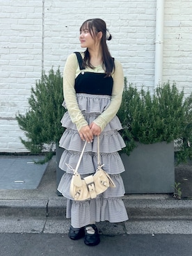 「w closet（ダブルクローゼット）の【6色展開/チェック/ドット柄】フリルティアードジャンパースカート/ワンピース（ジャンパースカート、ブラック系）」を使った、KANAさん（レディース・156cm）の春コーディネート
