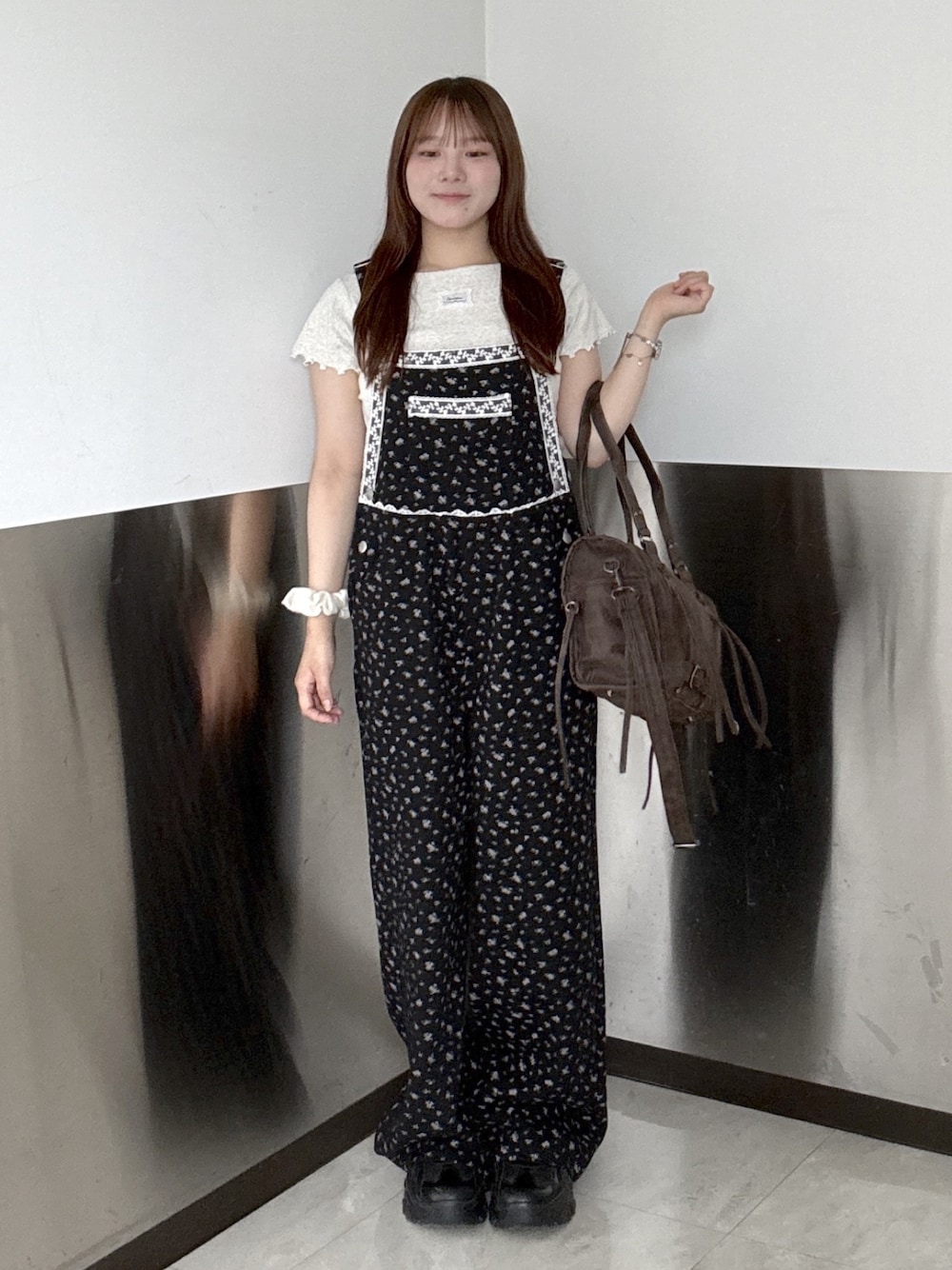 ブラック系のその他パンツ、ホワイト系のTシャツ/カットソー、ブラウン系のボストンバッグを着用したレディースの夏コーディネートの1枚目の写真