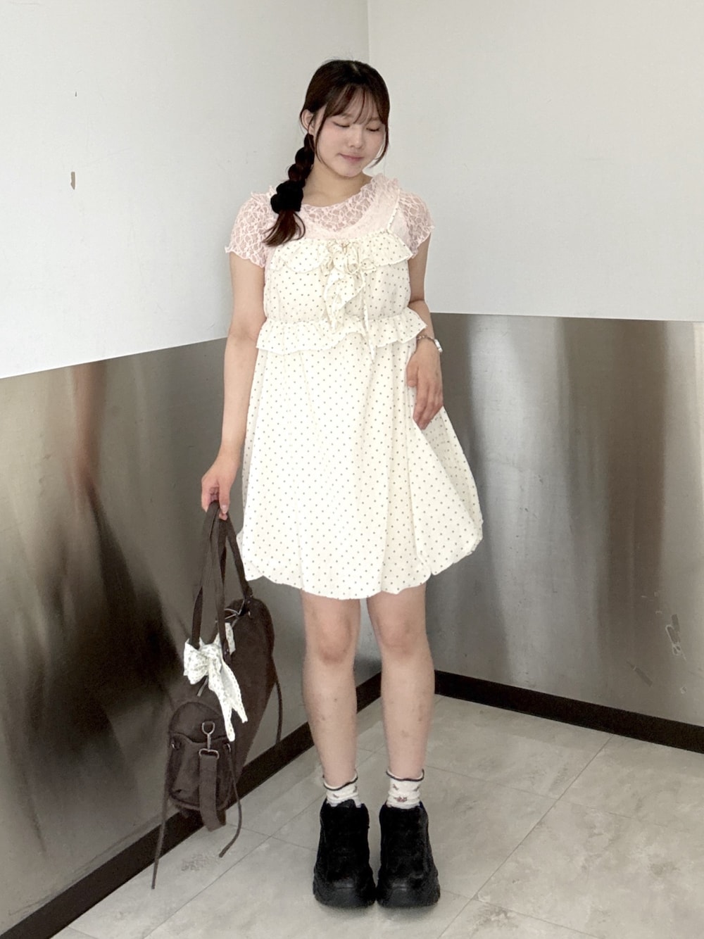 ピンク系のTシャツ/カットソー、ホワイト系のワンピース、ブラウン系のボストンバッグを着用したレディースの夏コーディネートの1枚目の写真