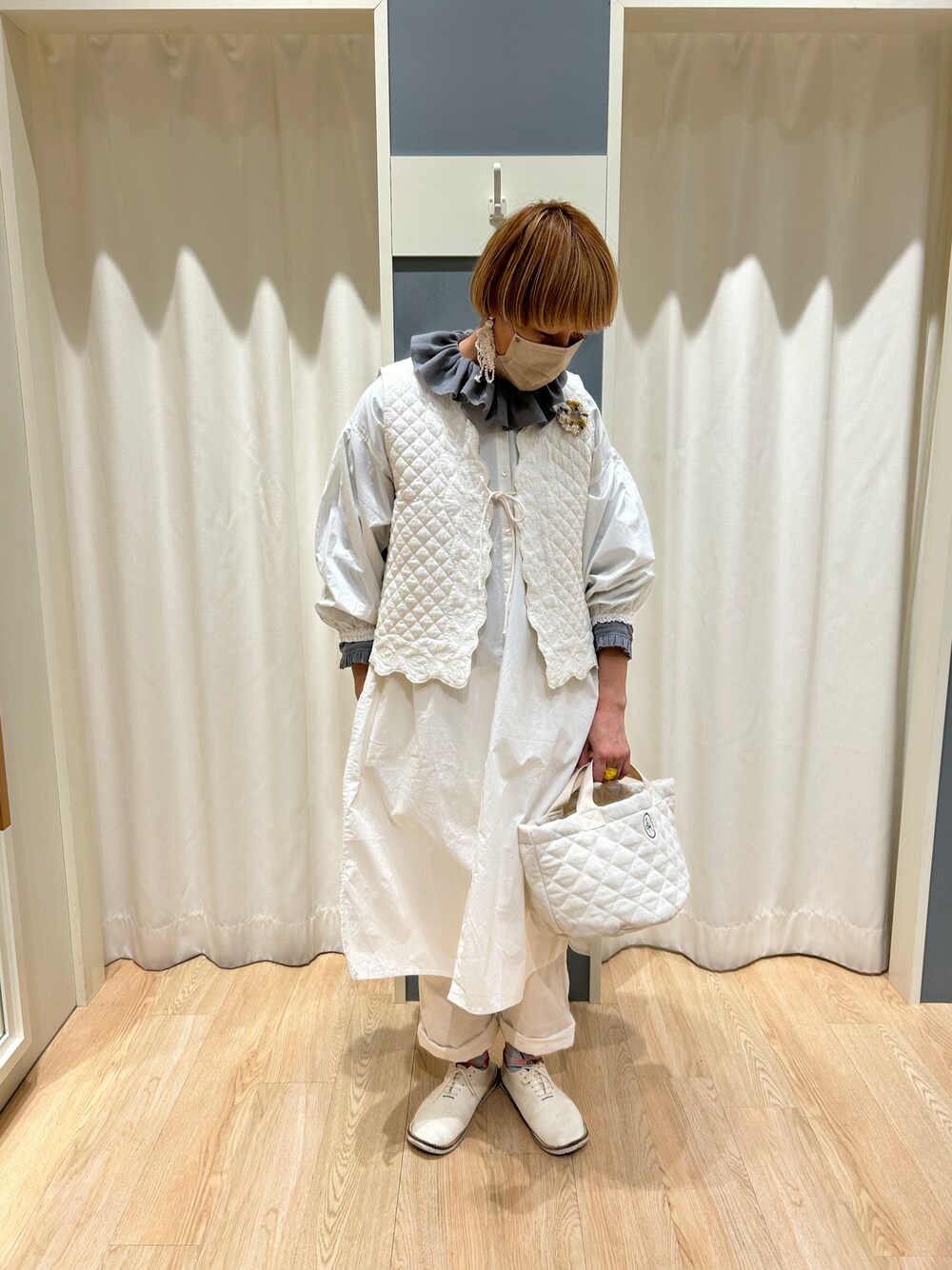 ブラック系のシャツ/ブラウス、ホワイト系のベスト、ホワイト系のシャツワンピースを着用したレディースの春コーディネートの1枚目の写真