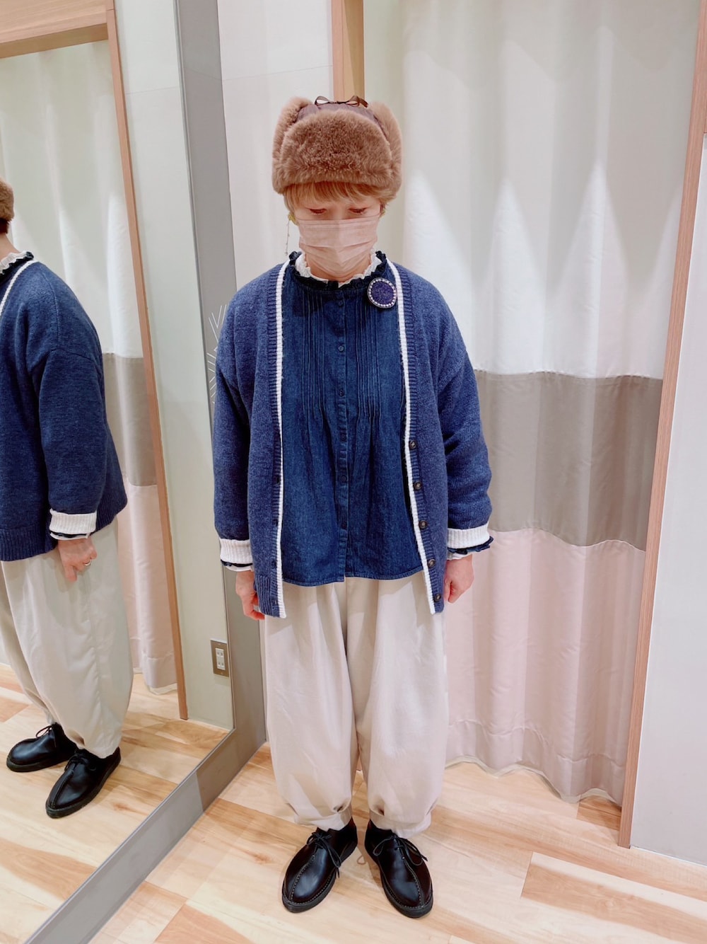 ブルー系のシャツ/ブラウス、ブルー系のカーディガン/ボレロ、ベージュ系のその他パンツを着用したレディースの冬コーディネートの1枚目の写真