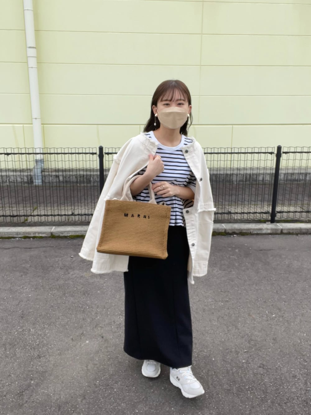 「ボーダー、デニムジャケット、休日スタイル、白スニーカー、きれいめカジュアル、春コーデ、春服みてみて、シンプルコーデ、大人カジュアル、韓国ファッション、プチプラコーデ、デニム、春カラー、スニーカーコーデ、ホワイト」｜「select MOCAの2023 SS 2wayデニムジャケット（デニムジャケット、ホワイト系）」を使った、chicchimoさん（骨格ナチュラル・レディース・152cm）の春コーディネートの1枚目の写真