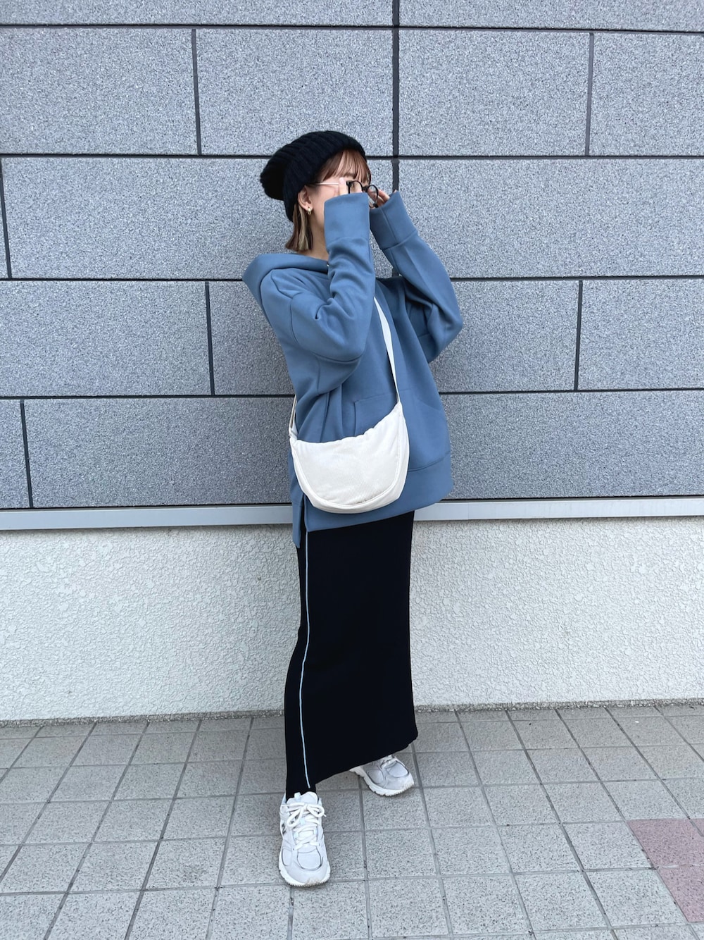 「秋コーデ、パーカー、ニット帽、ショルダーバッグ、シンプルコーデ、メガネ女子、UNIQLO、スニーカー、休日スタイル、お出かけコーデ、スポーツミックス、スウェット、ロングスカート、ストリート、カジュアルコーデ」｜「Javaの《JaVaジャバ コラボ》滑らか＆艶やか。ダンボールニットカンガルーポケットパーカー（パーカー、ブルー系）」を使った、chicchimoさん（骨格ナチュラル・レディース・152cm）の秋コーディネートの1枚目の写真