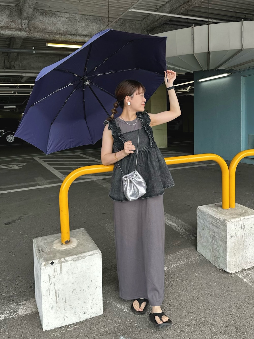 ブラック系のトップス、グレー系のワンピース/ドレス、シルバー系のバッグを着用したレディースの夏コーディネートの1枚目の写真