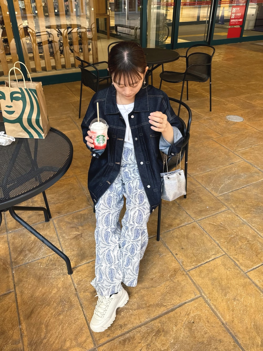 その他のその他パンツ、ブルー系のデニムジャケット、シルバー系のバッグを着用したレディースの春コーディネートの1枚目の写真