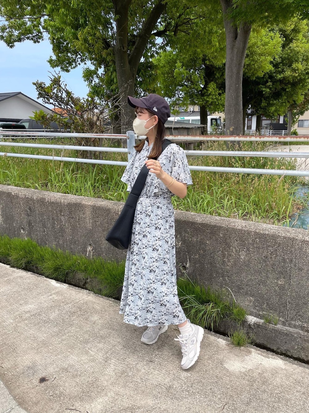 「ワンピース、ショルダーバッグ、初夏コーデ、白スニーカー、キャップ、夏コーデ、シンプルコーデ、花柄ワンピース、休日スタイル、プチプラ、厚底シューズ、きれいめカジュアル、ブルーコーデ、カジュアルガーリー、韓国ファッション」｜「mily biletの【mily bilet】春の大人ガーリー。花柄フレア袖ワンピース（ワンピース、ブルー系）」を使った、chicchimoさん（骨格ナチュラル・レディース・152cm）の夏コーディネートの1枚目の写真