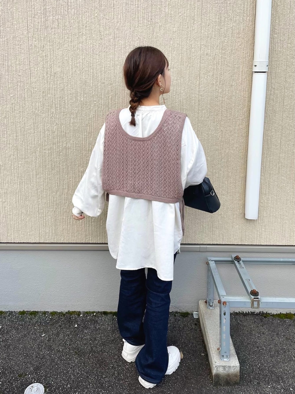 ブラウン系のベスト、ベージュ系のシャツ/ブラウス、ブルー系のデニムパンツを着用したレディースの冬コーディネートの1枚目の写真