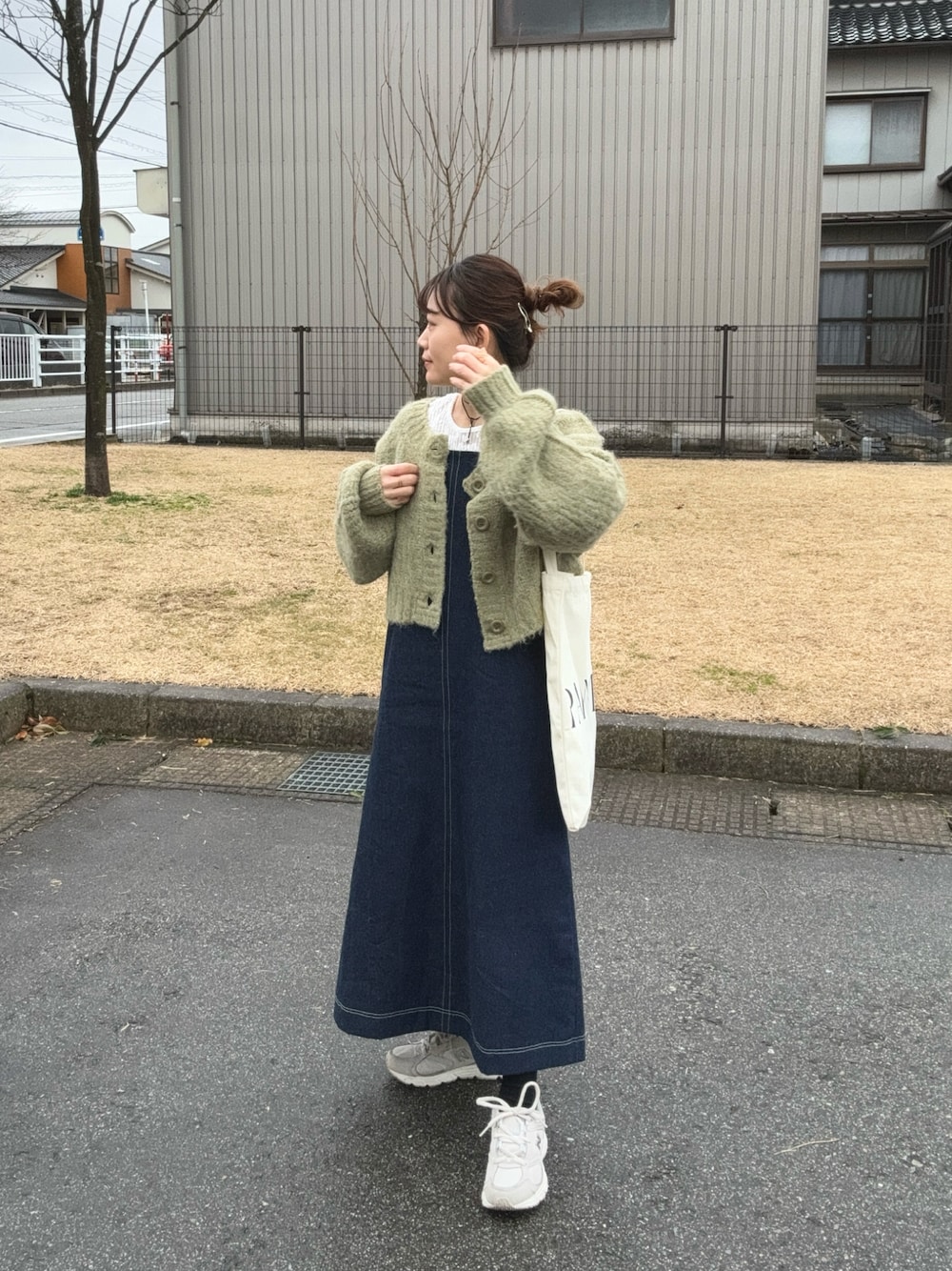 ブルー系のワンピース、グリーン系のカーディガン/ボレロ、ホワイト系のTシャツ/カットソーを着用したレディースの春コーディネートの1枚目の写真