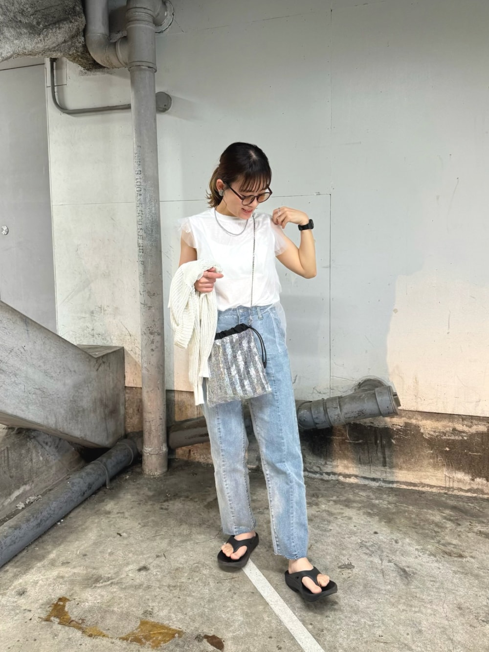 ホワイト系のその他トップス、ブルー系のデニムパンツ、シルバー系のショルダーバッグを着用したレディースの夏コーディネートの1枚目の写真