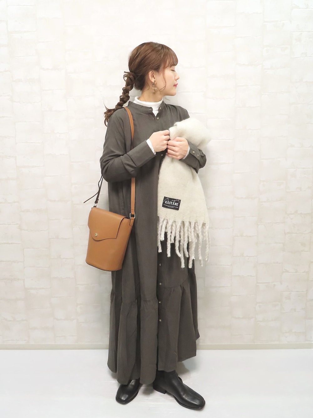 グレー系のシャツワンピース、ホワイト系のTシャツ/カットソー、ベージュ系のその他アウターを着用したレディースの冬コーディネートの1枚目の写真