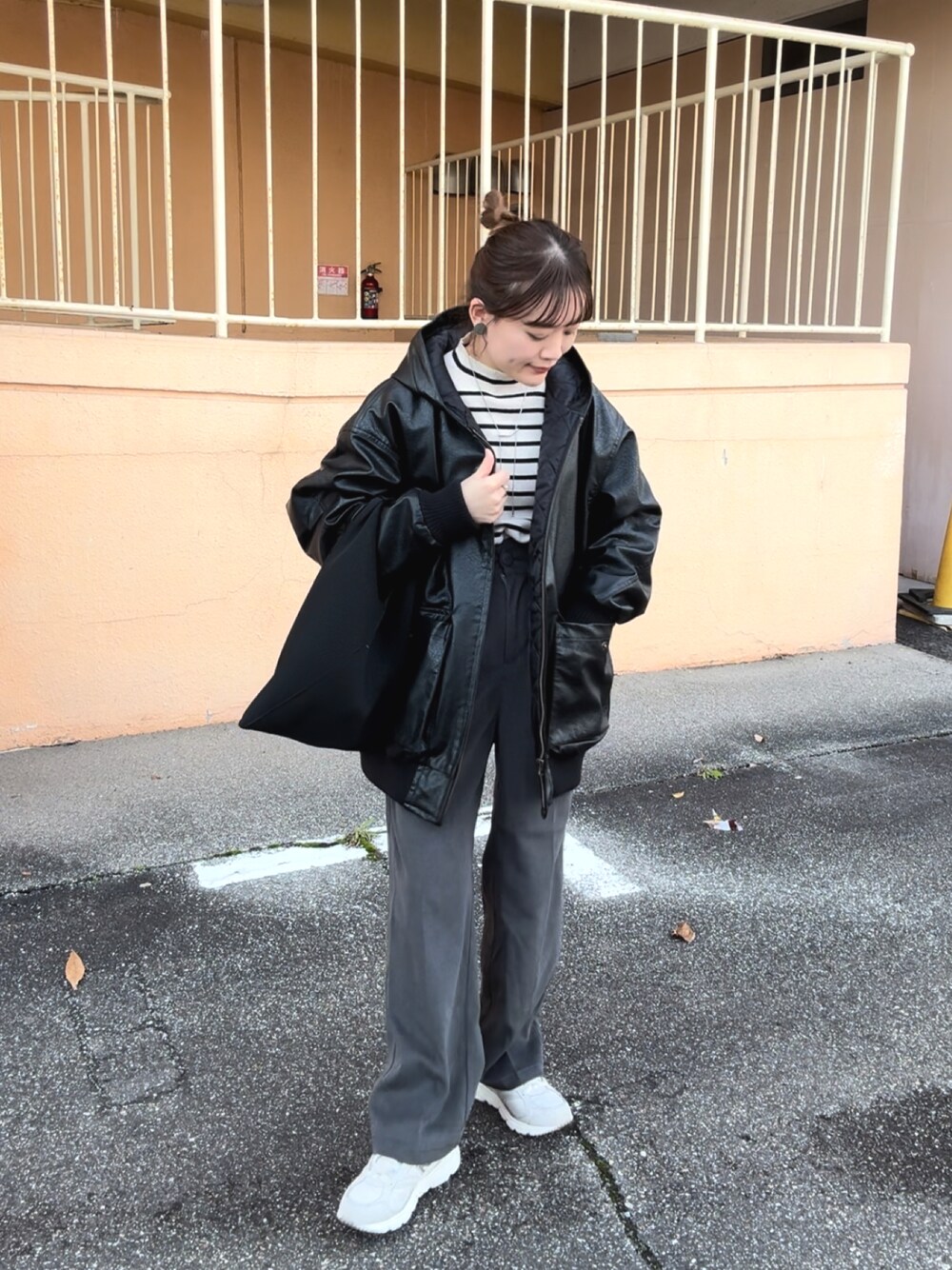 「真冬のあったかスタイル、レザー、ボーダー、モノトーン、スニーカー、ニット、ゆるコーデ、パンツコーデ、休日スタイル、お出かけコーデ、ジャケットスタイル、冬コーデ、ジップパーカー、チョコ色に染まれ、シンプル」｜「Javaの《Javaジャバコラボ》ヴィンテージ感が映える。フェイクレザーフーディーブルゾン（ブルゾン、ブラック系）」を使った、chicchimoさん（レディース・152cm）の冬コーディネートの1枚目の写真