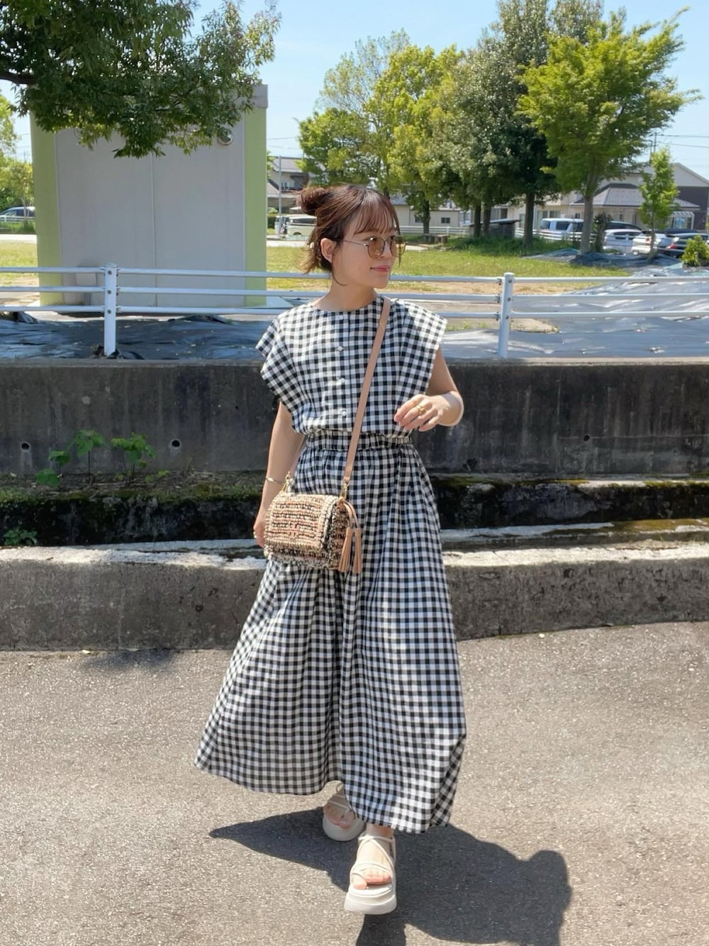 TORY BURCHのショルダーバッグを使った人気ファッションコーディネート