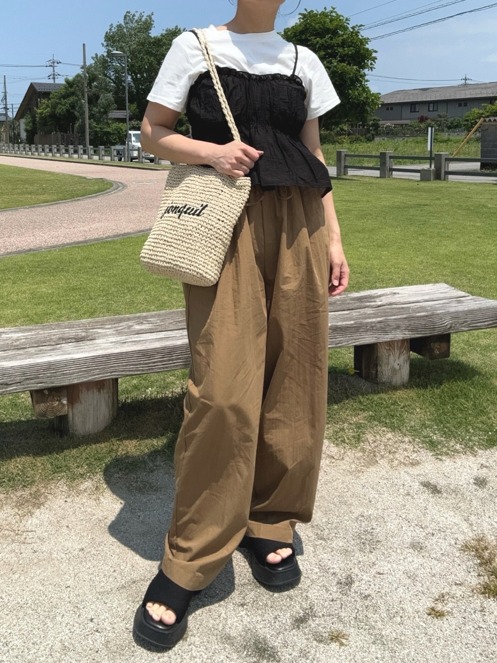 「Crisp、プチプラ、レイヤードスタイル、白Tシャツ、ビスチェ、サンダル、大人女子、お出かけコーデ、休日スタイル、夏コーデ、Tシャツコーデ、シンプルスタイル、夏ファッション、厚底サンダル、かごバッグ」｜「Crispの２タックイージーパンツ[c2R3685]（カーゴパンツ、ブラウン系）」を使った、chicchimoさん（レディース・152cm）の夏コーディネートの1枚目の写真