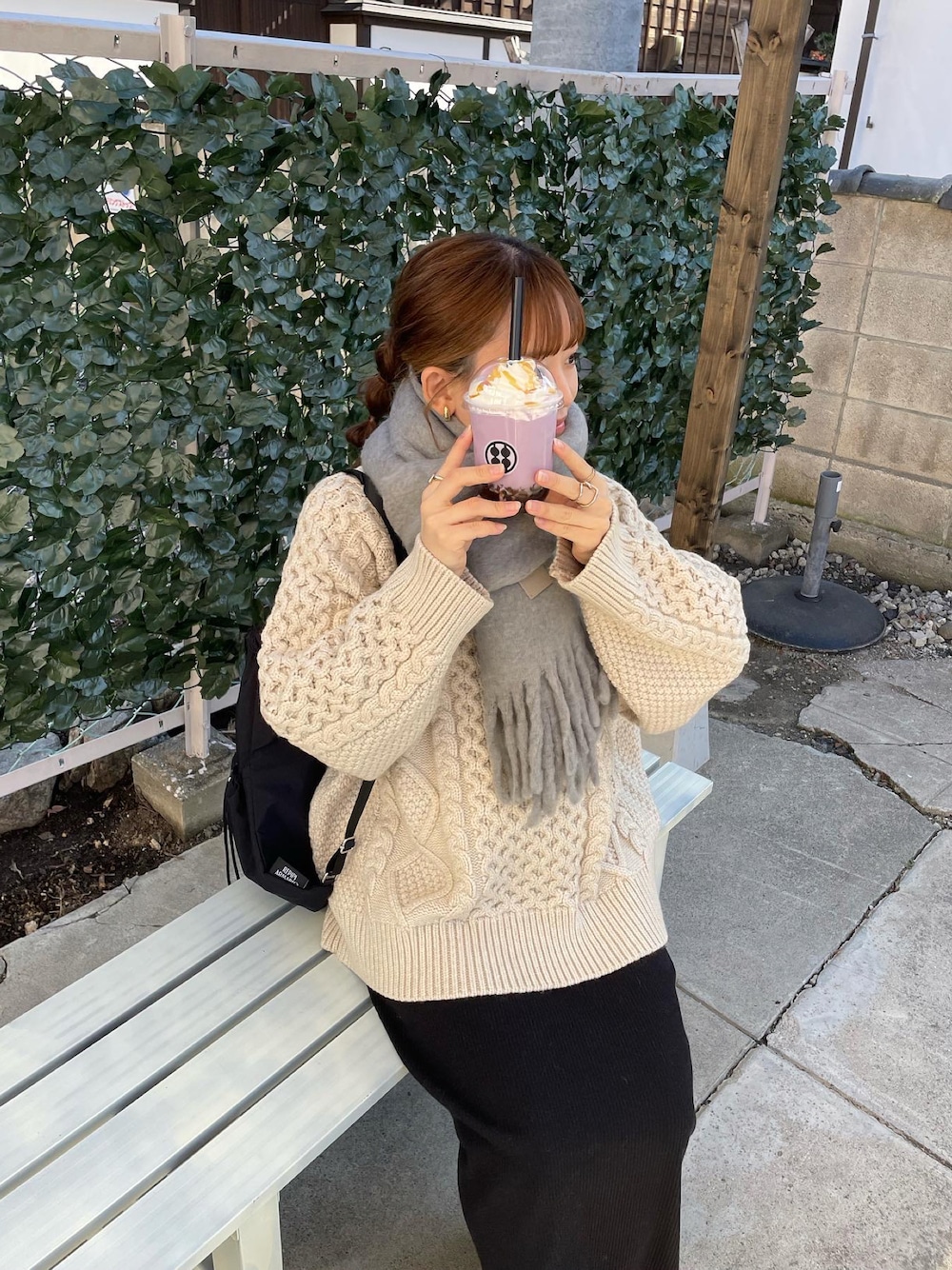 「マフラーぐるぐる、ニット、冬コーデ、リュック、ビッグシルエット、クリスマスに着たい服、韓国ファッション、休日スタイル、スニーカー、マイベストコーデ2023、お出かけコーデ、大人カジュアル、グレーコーデ、ケーブルニット、モノトーン」｜「select MOCA by sonのヴィンテージライクケーブルニット（ニット/セーター、ホワイト系）」を使った、chicchimoさん（骨格ナチュラル・レディース・152cm）の冬コーディネートの1枚目の写真