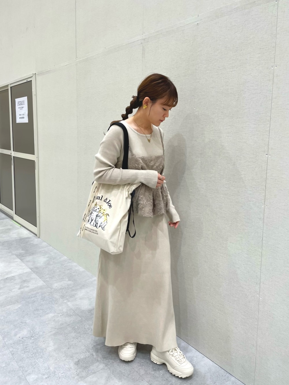 「ロングワンピース、レイヤードスタイル、ビスチェ、春のおしゃ見えテクニック、淡色コーデ、ワントーンコーデ、スニーカー、お出かけコーデ、トートバッグ、シンプルコーデ、大人カジュアル、春色、休日スタイル、きれいめカジュアル、春服コーデ」｜「mysticの【2サイズ展開】ビスチェキャミワンピースセット（ワンピース、ベージュ系）」を使った、chicchimoさん（骨格ナチュラル・レディース・152cm）の春コーディネートの1枚目の写真