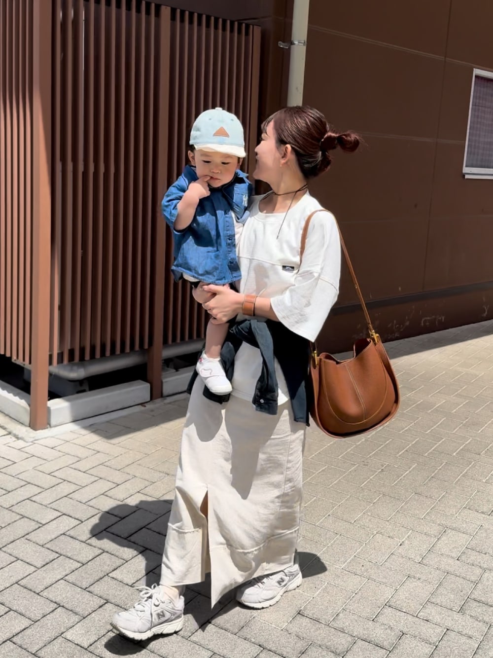 「シャツ腰巻き、腰巻きスタイル、デニム、デニムシャツ、スポーツミックス、Tシャツ、白Tシャツ、スニーカー、シャツスタイル、夏コーデ、お出かけコーデ、休日スタイル、シンプルカジュアル、大人カジュアルコーデ、スカートコーデ」｜「Javaの【JaVaコラボ】ユニセックスで着れちゃう。コットン100% フットボール オーバーサイズ シンプル半袖プルオーバー（Tシャツ/カットソー、ホワイト系）」を使った、chicchimoさん（レディース・152cm）の夏コーディネートの1枚目の写真