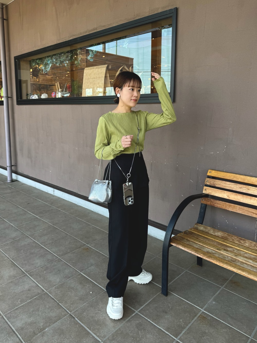 「プチプラ、モノトーン、グリーンコーデ、夏ファッション、スニーカーコーデ、オトナカジュアル、大人ファッション、休日スタイル、レイヤードスタイル、レイヤードパンツ、厚底シューズ、春服、ラクチンコーデ、シアートップス、シルバー」｜「ap retroのウェーブストライプメロウプルオーバー　/　長袖　/  ロンT（Tシャツ/カットソー、グリーン系）」を使った、chicchimoさん（骨格ナチュラル・レディース・152cm）の夏コーディネートの1枚目の写真