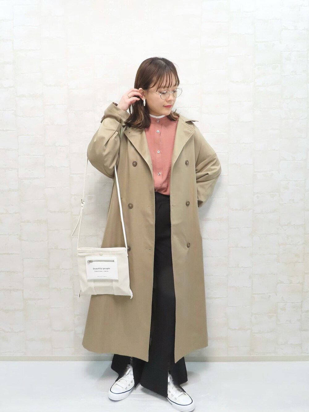 「トレンチコート、ステンカラーコート、ピンク、レイヤードスタイル、春先取り、春コーデ、白スニーカー、コンバース、メガネ女子、ビッグシルエット、ボリューム袖、タックイン、シンプルコーデ、韓国ファッション、春アウター」｜「apres jour clairのアイテム（シャツ/ブラウス、オレンジ系）」を使った、chicchimoさん（レディース・152cm）の冬コーディネートの1枚目の写真